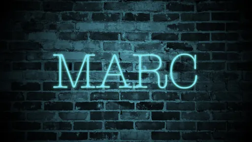 Neon blauwe letters "MARC" op een donkere bakstenen muur.