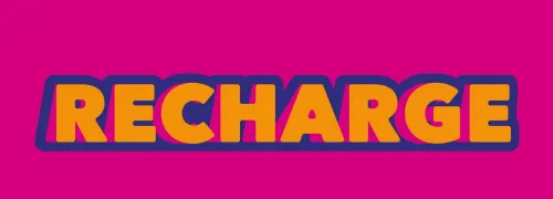Het woord "RECHARGE" in gele letters met paarse rand op roze achtergrond.